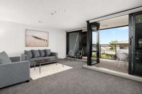 Central Mount Apartment, Quiet and Spacious with Pool, Tauranga